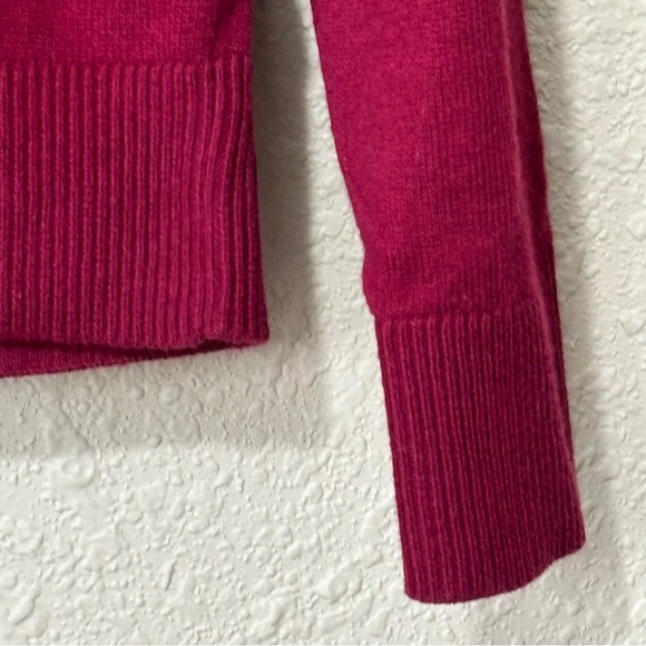 Tommy Hilfiger Pima Cotton Cashmere, V-neck Sweater in Burgundy. Men’s Large - Picture 5 of 8